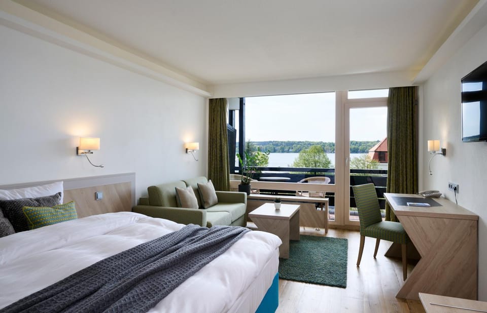 Photo of the whole room, Lake view