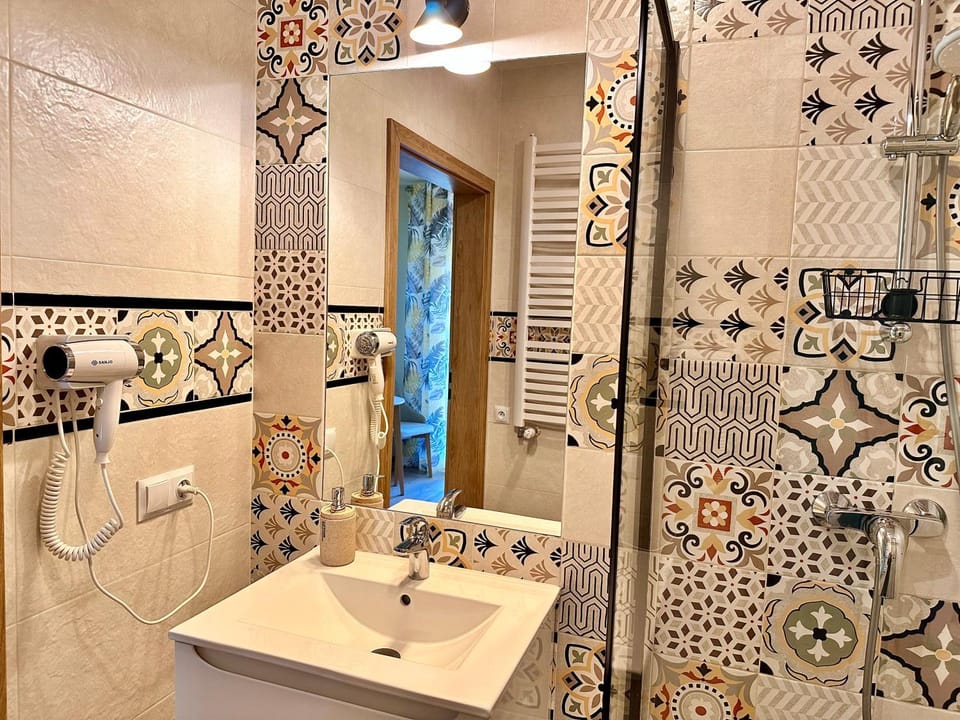 Shower, Bathroom, hair dryier, towels