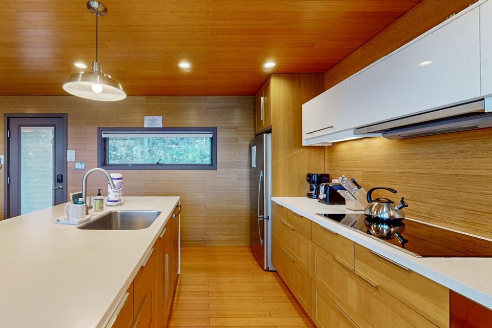 Avant Garde Seneca House in Seneca Lake
