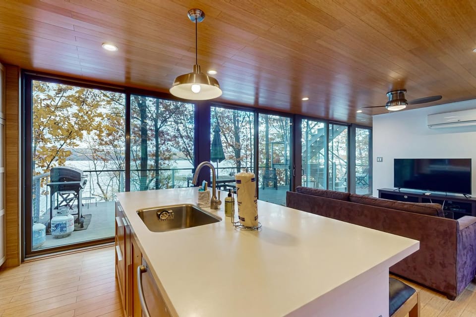 Avant Garde Seneca House in Seneca Lake