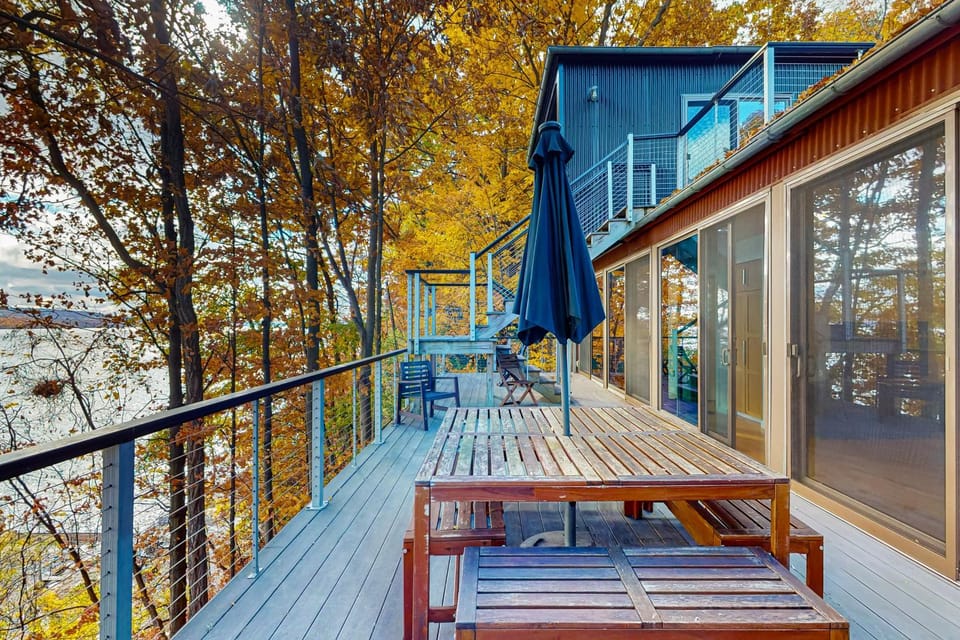 Avant Garde Seneca House in Seneca Lake