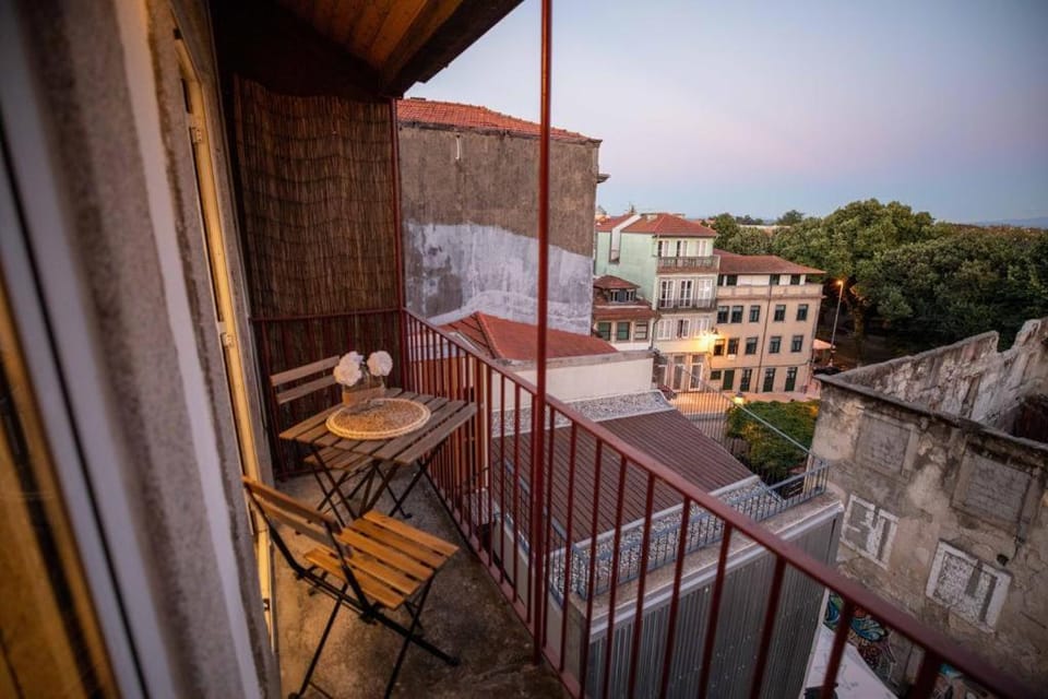 Property building, View (from property/room), Balcony/Terrace, Dining area, City view, Street view