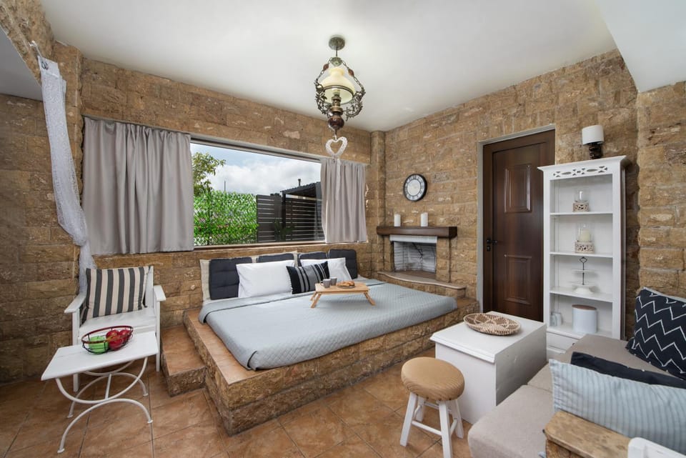 Bed, Living room, Photo of the whole room, Seating area