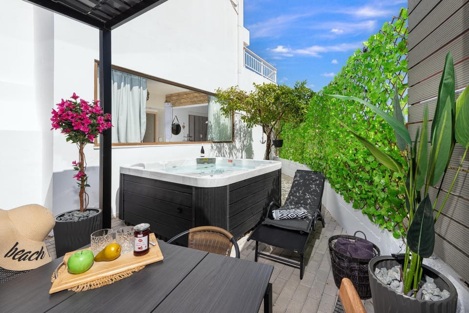 Patio, Day, Natural landscape, Hot Tub, Hot Tub, Balcony/Terrace, Food and drinks, Dining area, Food, Drinks