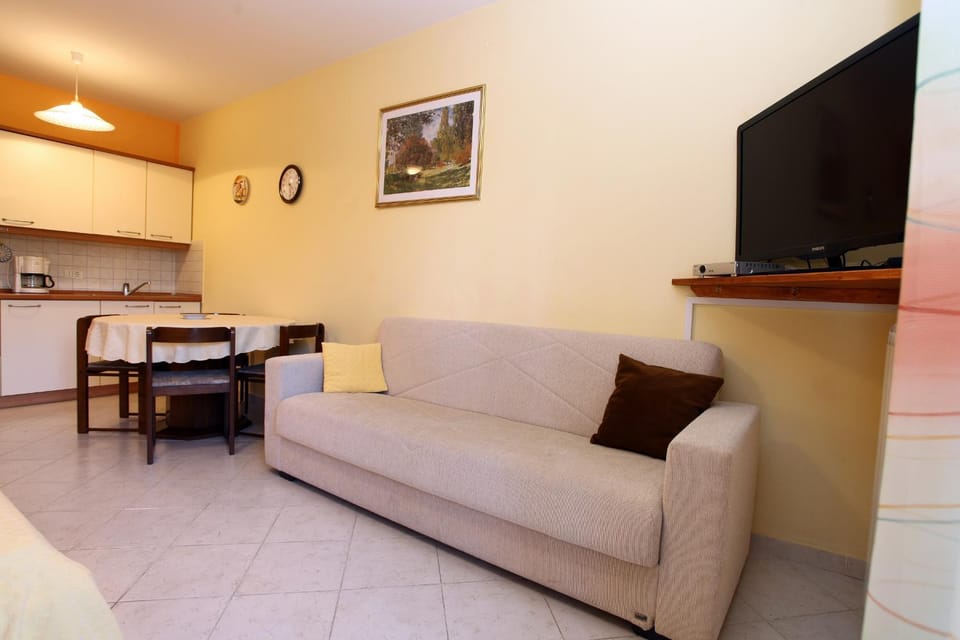 TV and multimedia, Seating area, Dining area