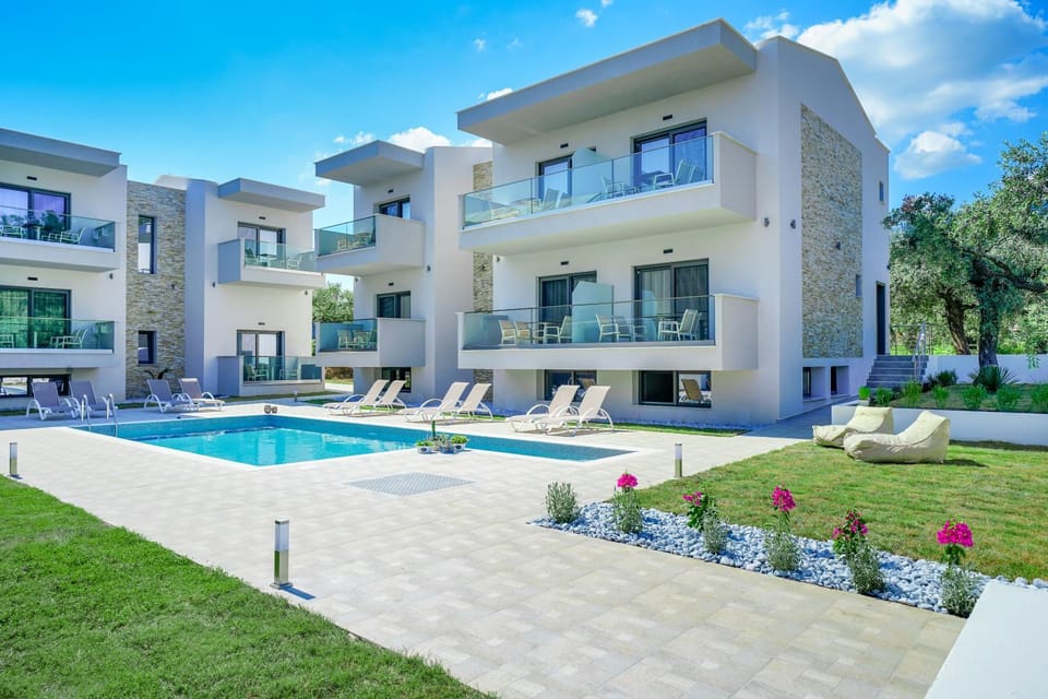 Property building, Garden, Swimming pool
