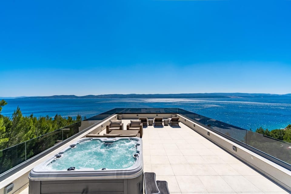 Property building, Balcony/Terrace, Swimming pool