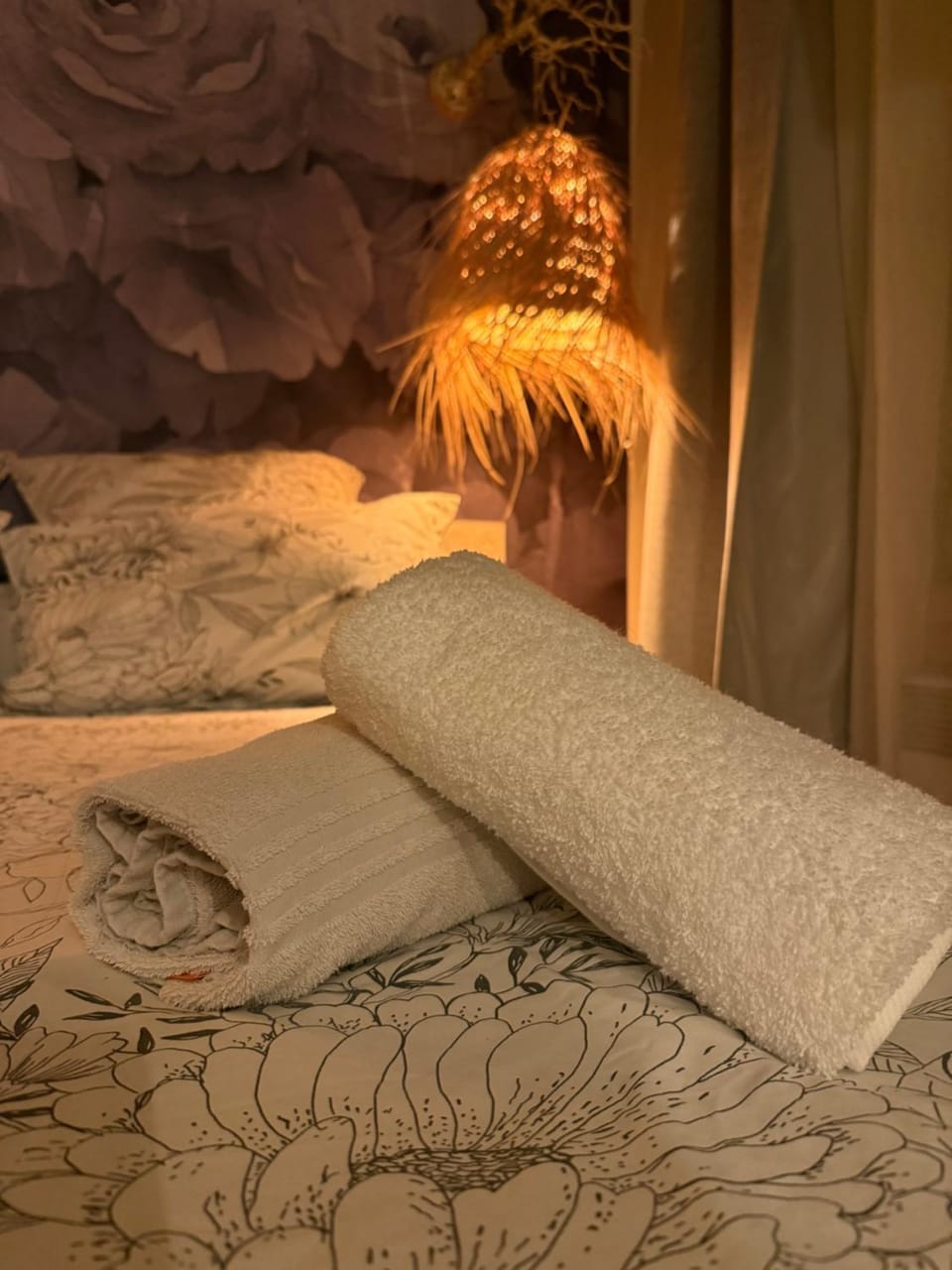Photo of the whole room, Decorative detail, Bedroom, towels