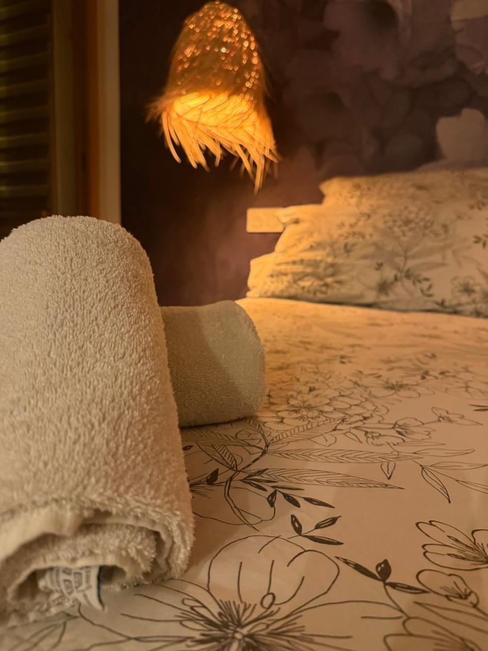 Bed, Decorative detail, Bedroom, towels