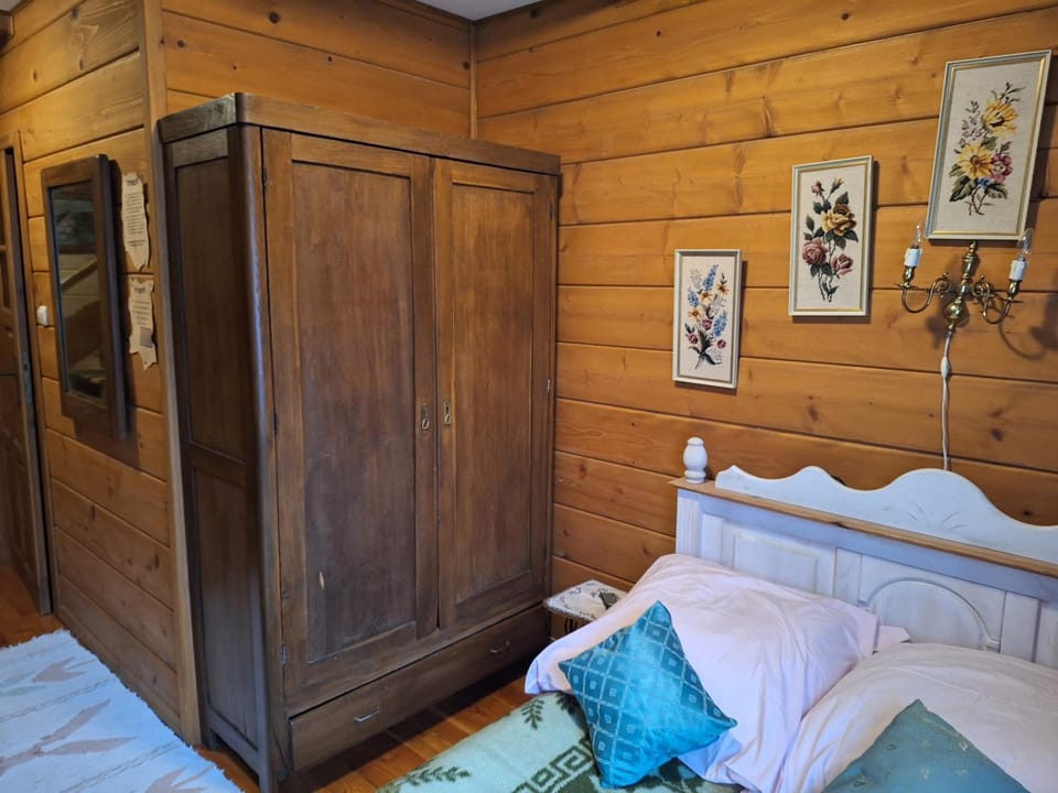 Bed, Photo of the whole room, Decorative detail, Bedroom, wardrobe