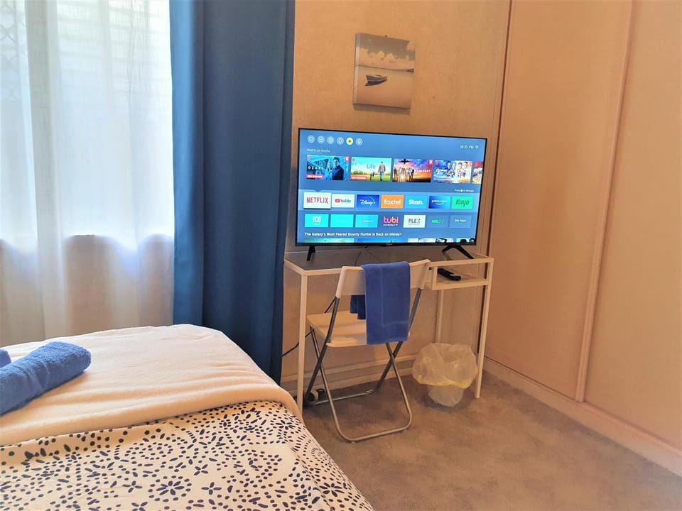 Bed, TV and multimedia, Bedroom