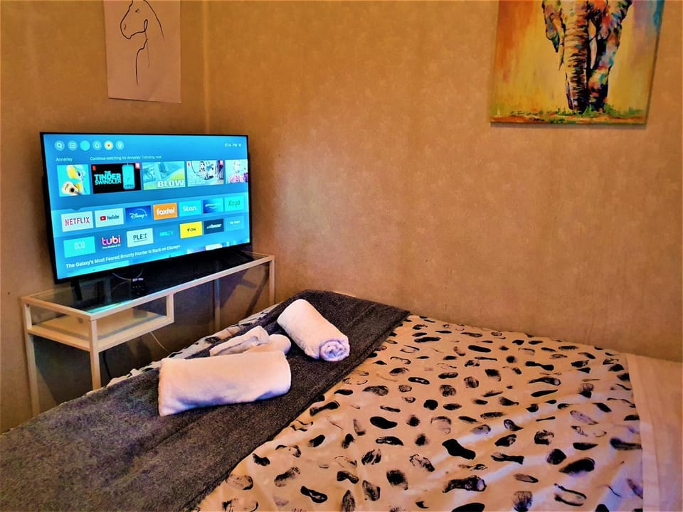 Bed, TV and multimedia, Bedroom