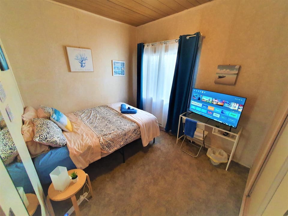 Bed, TV and multimedia, Photo of the whole room, Bedroom