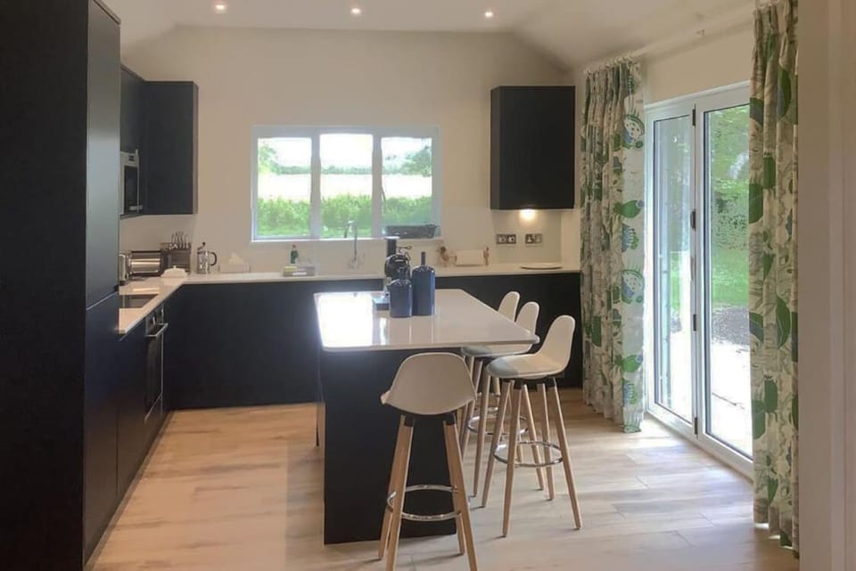 Kitchen or kitchenette, Dining area, minibar, pet friendly, stove