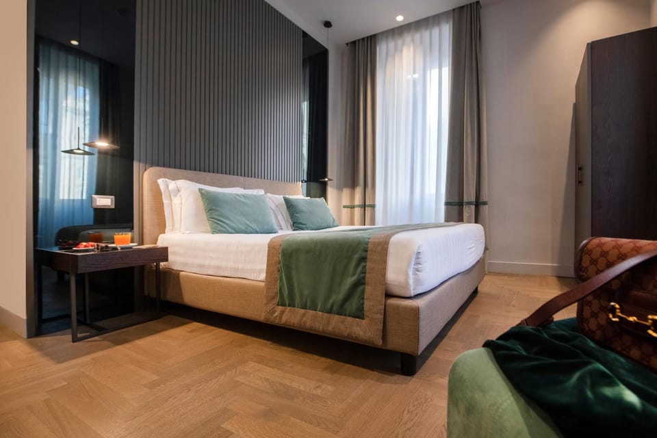 Bed, Food and drinks, Photo of the whole room, Decorative detail, Bedroom, hair dresser