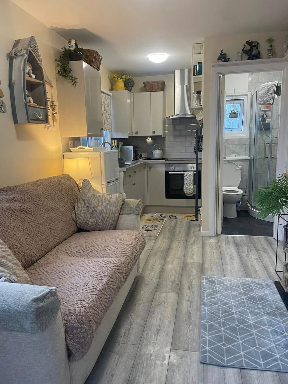 Kitchen or kitchenette, Living room, Seating area, Dining area, oven, pet friendly, stove