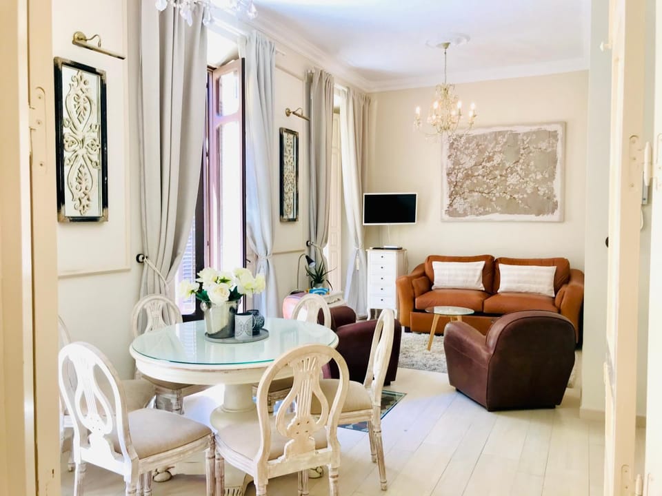 Living room, Seating area, Dining area