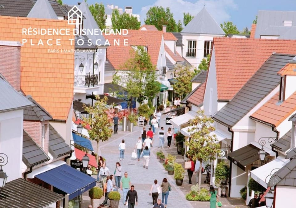 Spring, Day, People, Neighbourhood, Bird's eye view, City view, Shopping Area, Location, group of guests