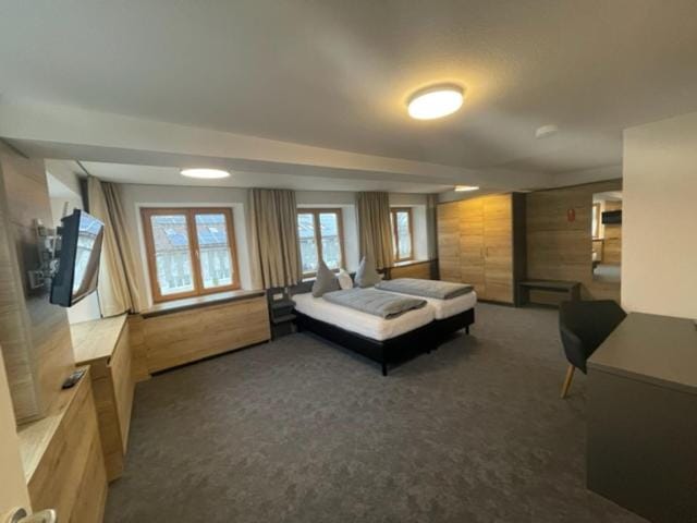 Bed, TV and multimedia, Bedroom