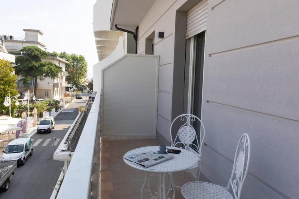 Balcony/Terrace, Street view
