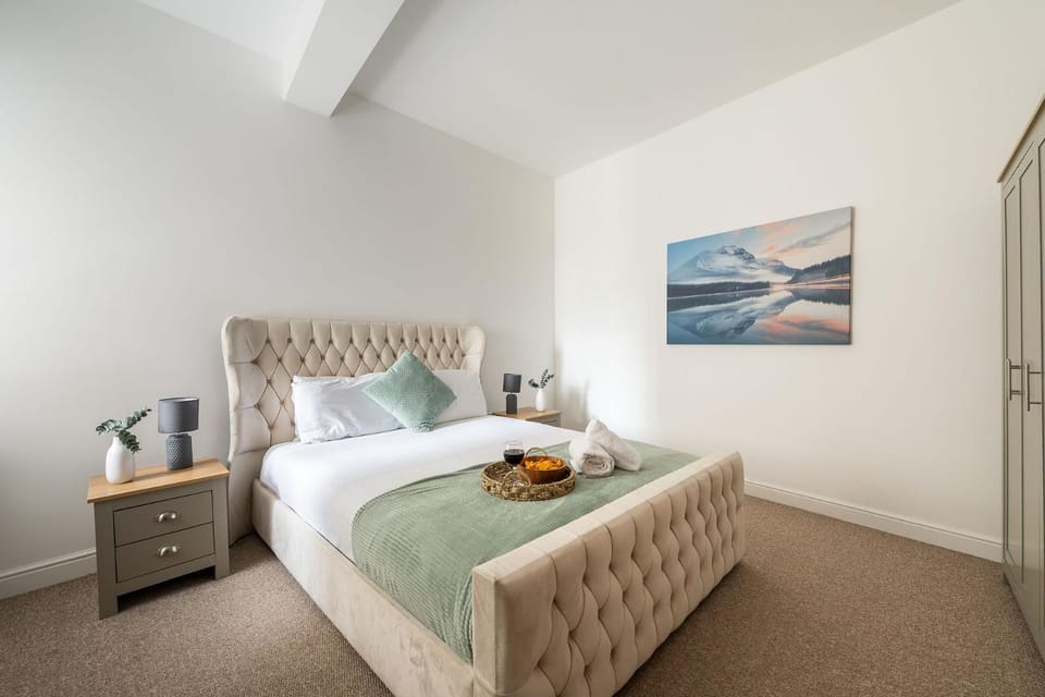 Bed, Photo of the whole room, Decorative detail, Bedroom, towels, wardrobe