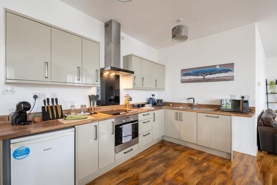 Coffee/tea facilities, Kitchen or kitchenette, Photo of the whole room, microwave, oven, stove, toaster