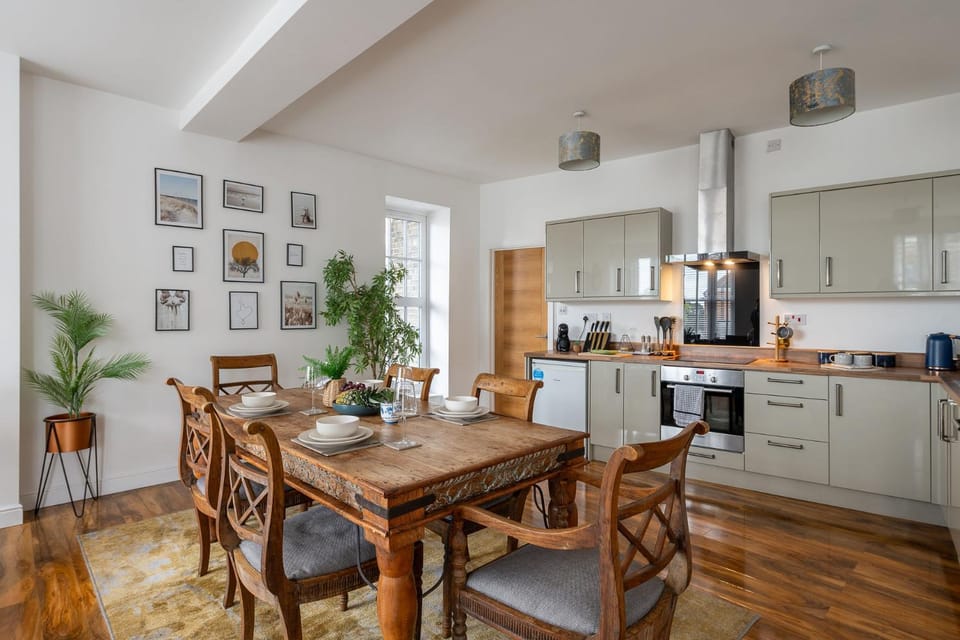 Kitchen or kitchenette, Decorative detail, Seating area, Dining area