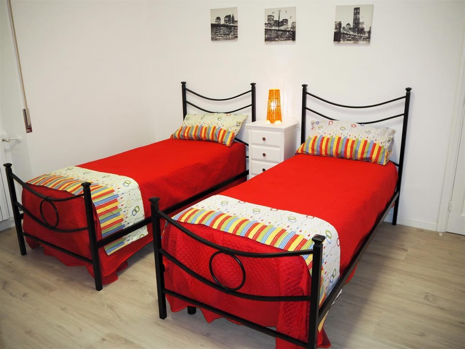 Bed, Photo of the whole room, Bedroom, internet
