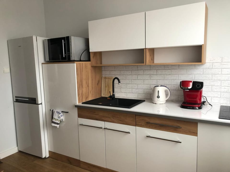 Coffee/tea facilities, Kitchen or kitchenette, stove