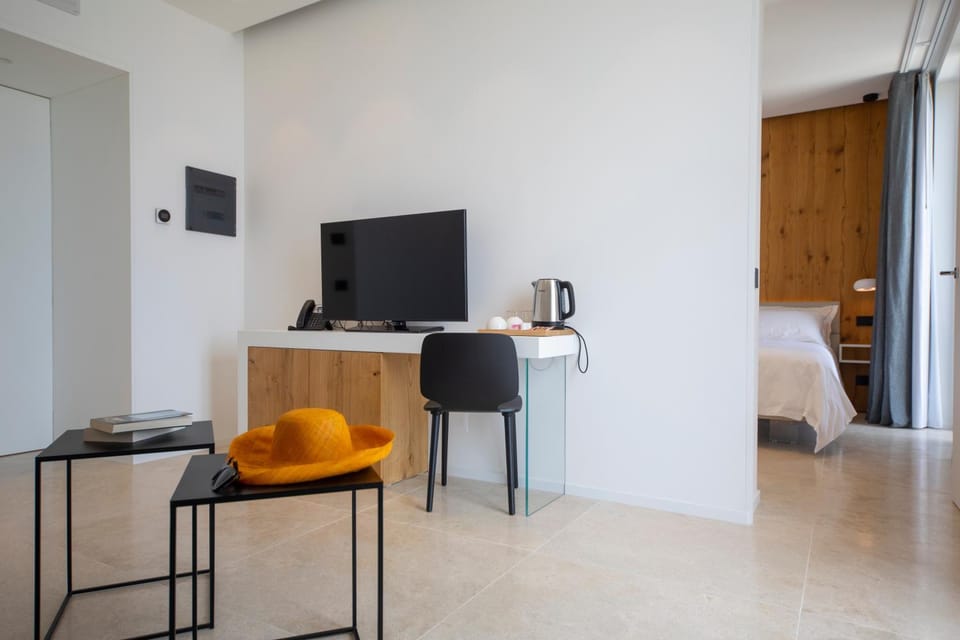 Day, TV and multimedia, Living room, Seating area