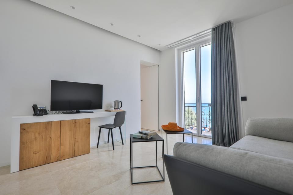 Day, TV and multimedia, Living room, Seating area