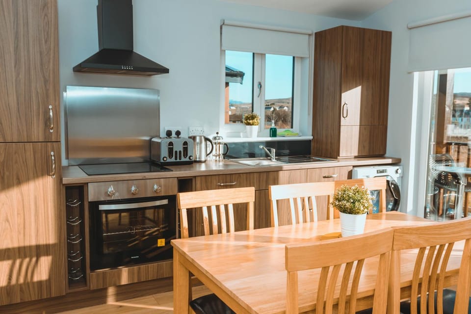 Dining area, pet friendly, stove, kitchen