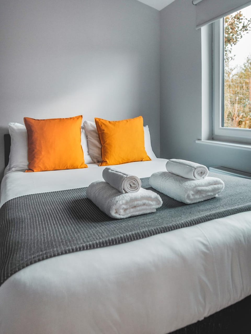 Bed, Bedroom, towels