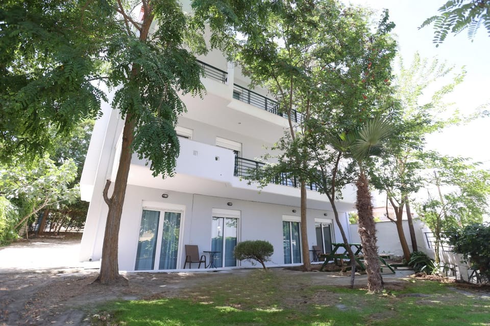 Property building, Garden, Garden view, Parking