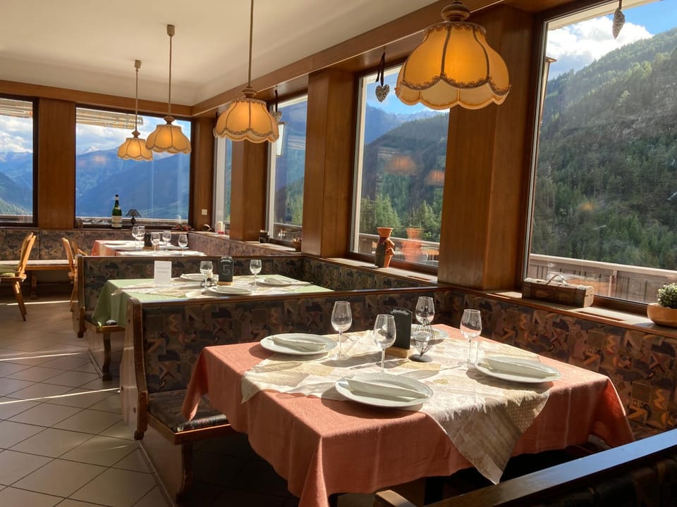 Restaurant/places to eat, Seating area, Mountain view