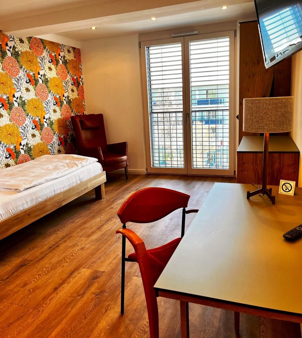 Bed, TV and multimedia, Photo of the whole room, Seating area