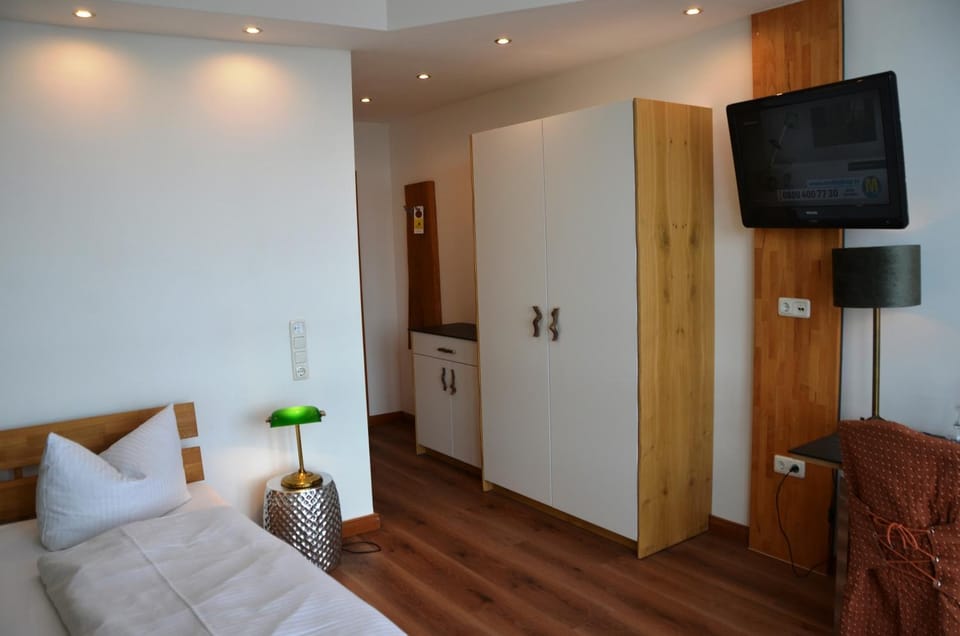 Bed, TV and multimedia, Photo of the whole room, Bedroom, wardrobe