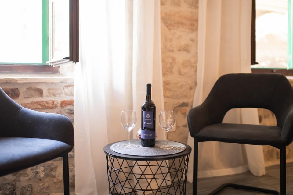 Seating area, Bedroom, Drinks