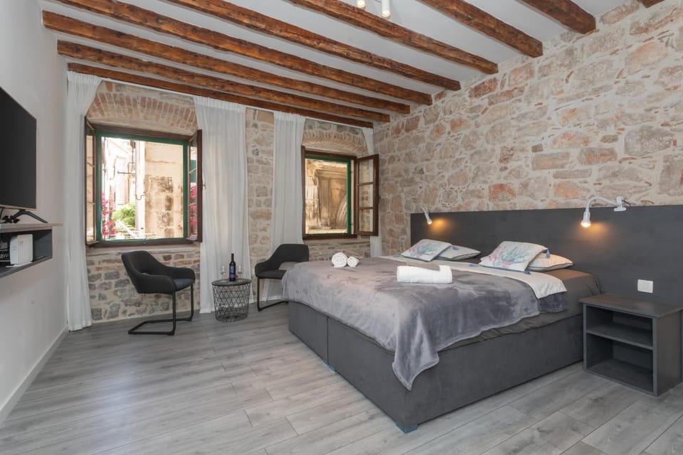 Bed, TV and multimedia, Seating area, Bedroom