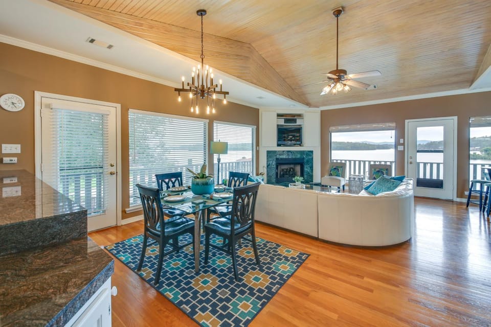 Lake-View Balcony: Hot Springs Penthouse! House in Garland County