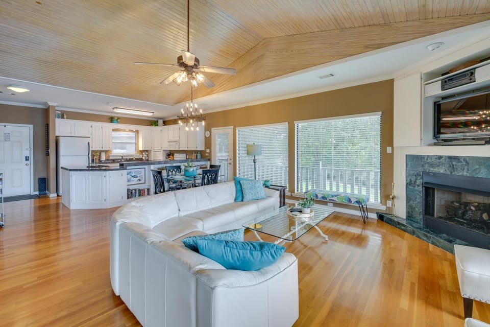 Lake-View Balcony: Hot Springs Penthouse! House in Garland County