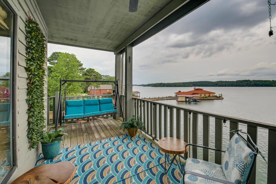 Lake-View Balcony: Hot Springs Penthouse! House in Garland County