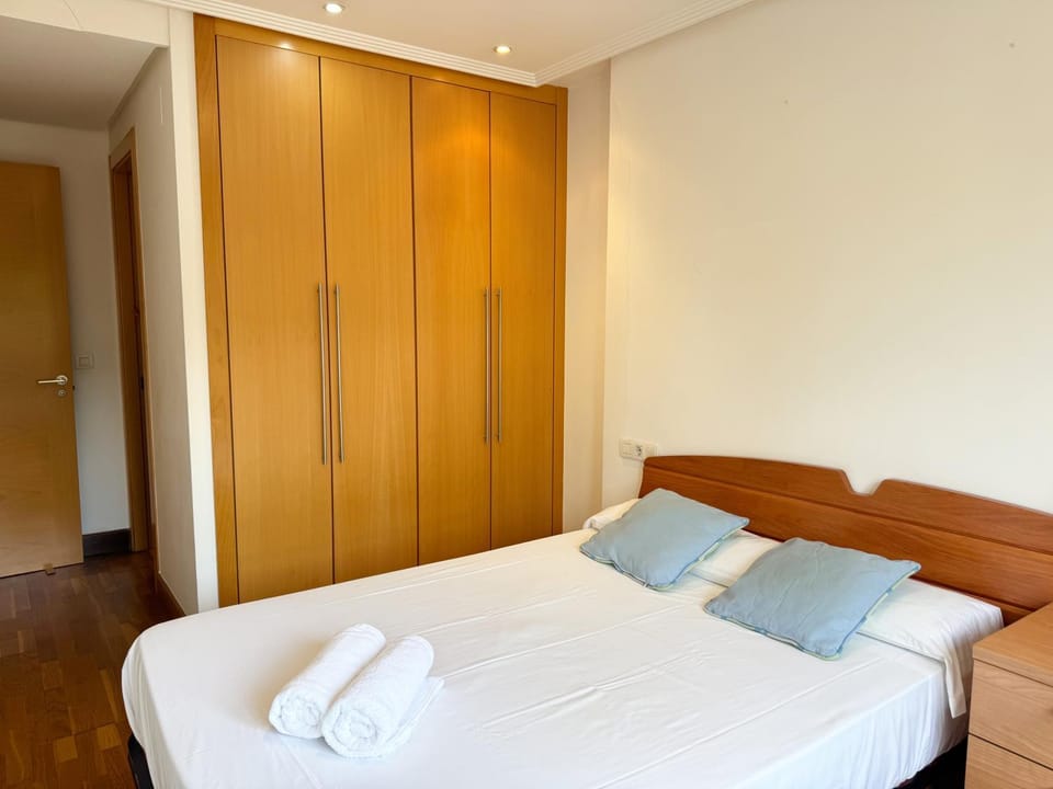 Bed, Photo of the whole room, Bedroom, towels, wardrobe