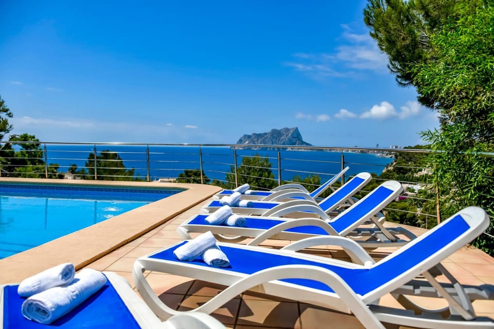 Nearby landmark, Sea view, Swimming pool, sunbed