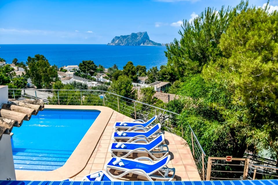 Swimming pool, sunbed