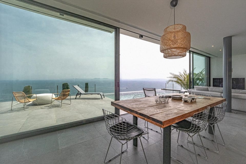 Communal lounge/ TV room, Balcony/Terrace, Living room, Sea view