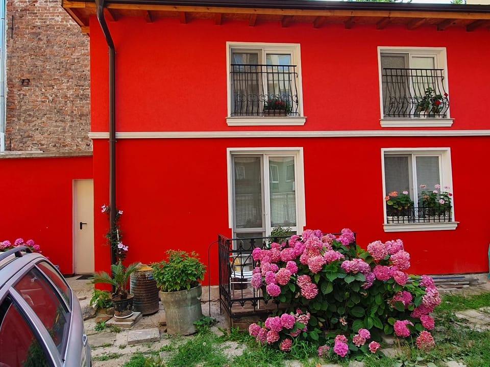 Property building, Day, Garden, Balcony/Terrace