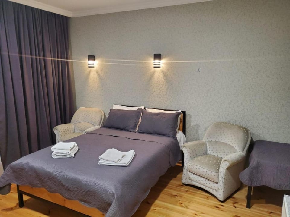Living room, Bedroom, towels