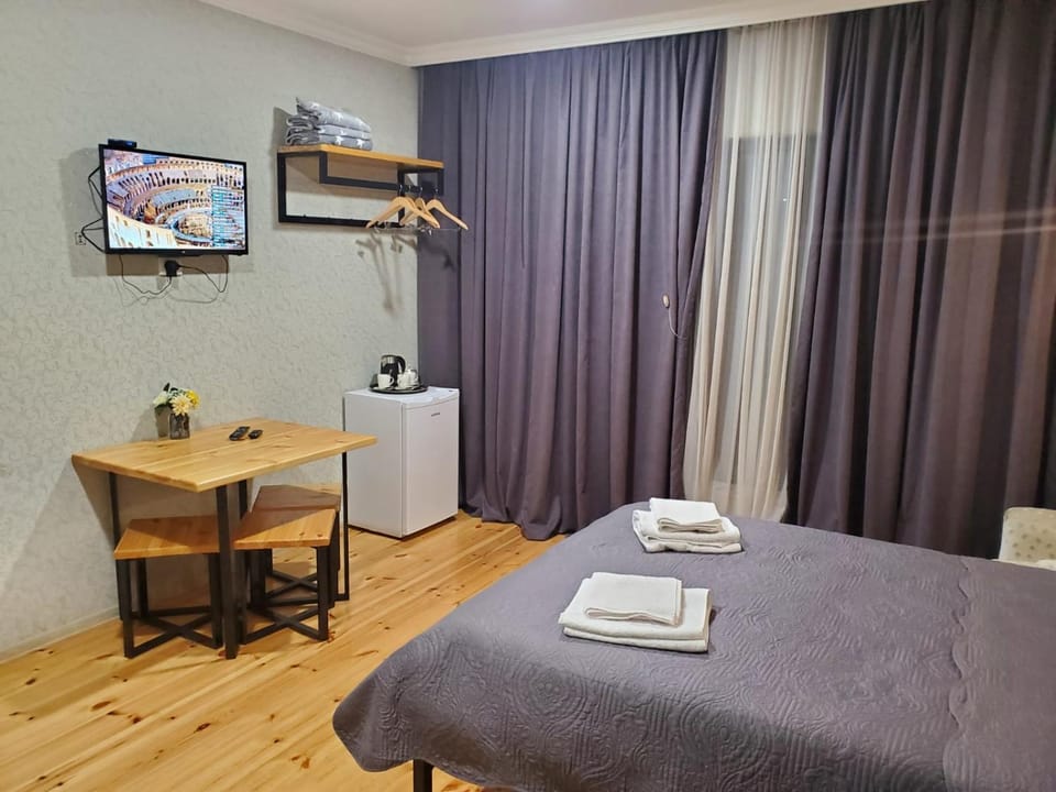 Bed, TV and multimedia, Photo of the whole room, towels