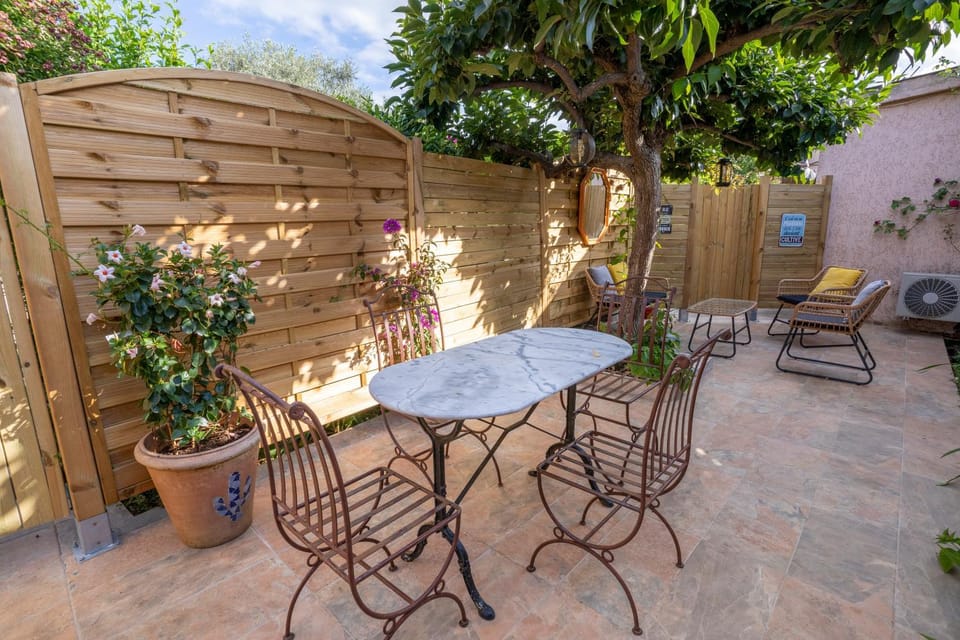 Patio, BBQ facilities, Living room, Dining area